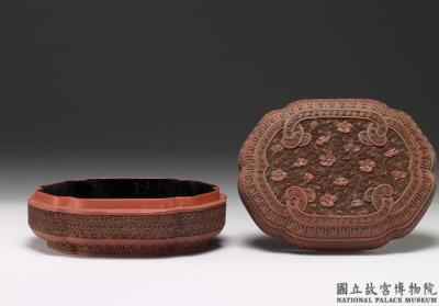 图片[3]-Carved red lacquer six-lobed box with decor of floating plum blossoms on curled waves, Qing dynasty (1644-1911)-China Archive